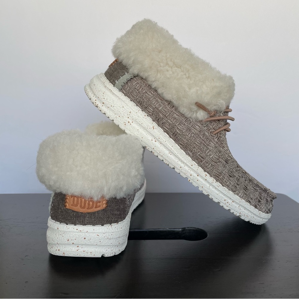 Hey Dude Wendy Fold Youth Stitch Cozy, Big Kids Size 12. New without box.